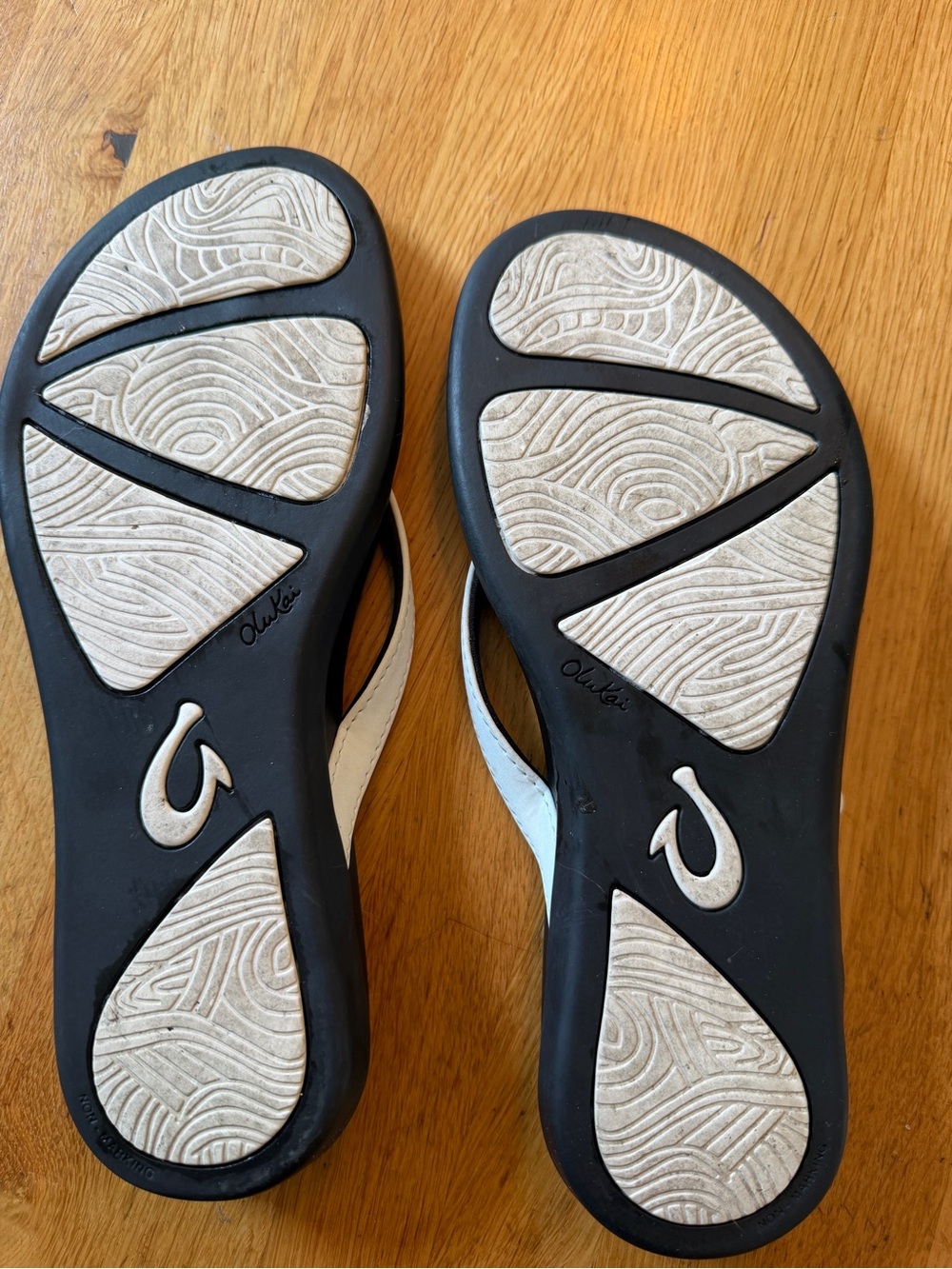 OluKai Women's Black and White FlipFlops - Picture 3 of 4